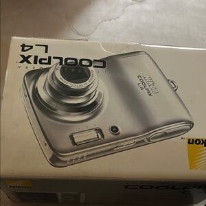 Nikon COOLPIX L4 Silver Point-and-Shoot Digital Camera